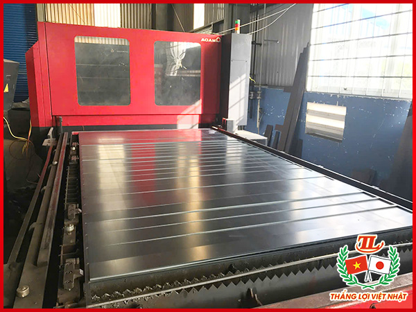 Cắt sắt thép bằng máy laser fiber